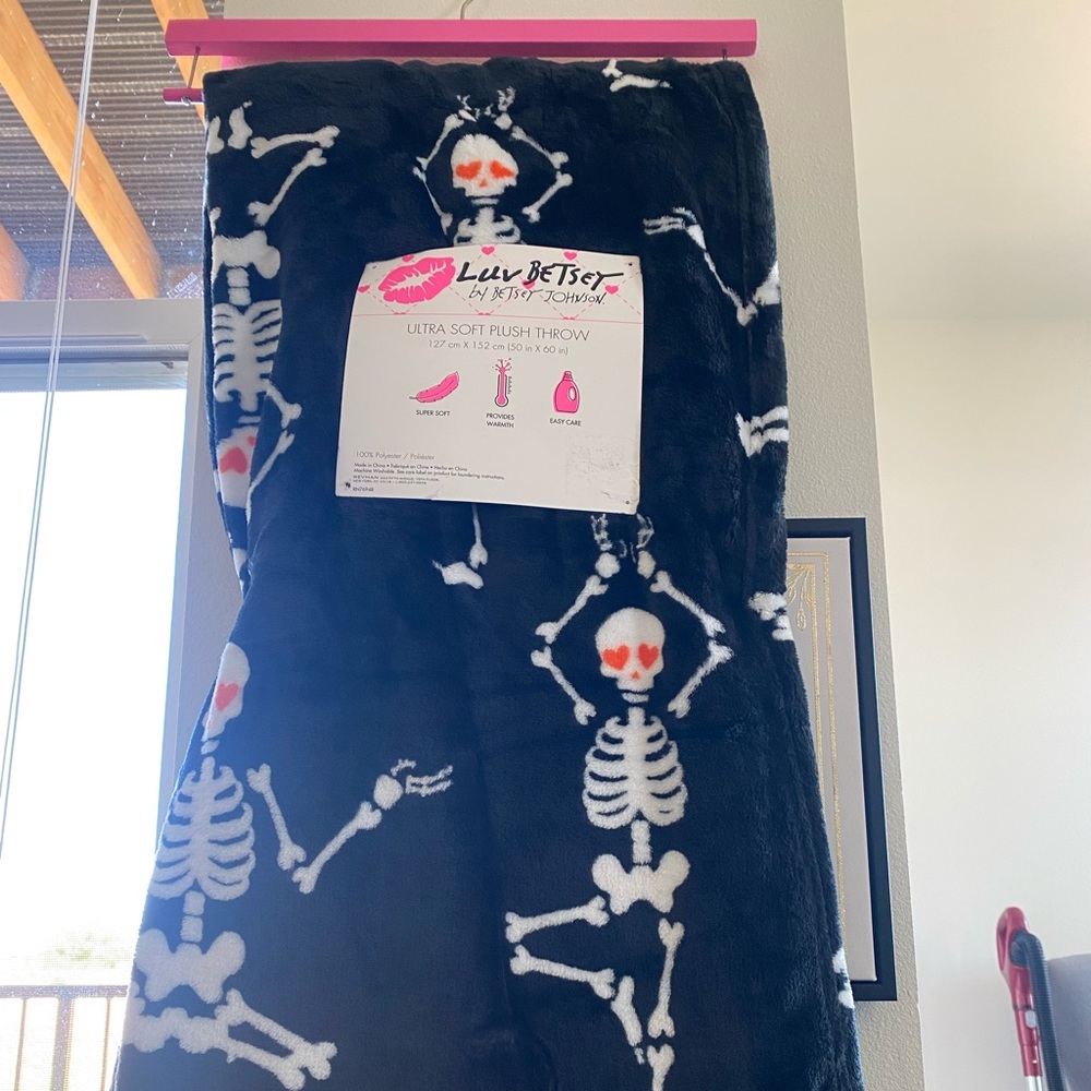 Betsey Johnson Skeleton Blanket! 💀👻🎃🕸️